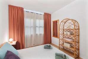 2 bedrooms, iron/ironing board, bed sheets