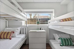 6 soverom, skrivebord, strykejern/-brett og reiseseng for barn