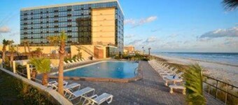 2 queen bed studio w/kitchenette, pool, tiki bar
