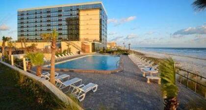 2 queen bed studio w/kitchenette, pool, tiki bar