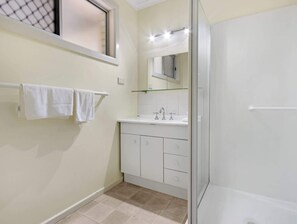 Douche, sèche-cheveux, serviettes fournies