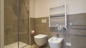 Dusche, Haartrockner, Bidet, Handtücher