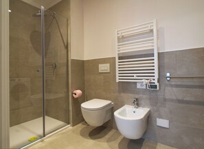 Doccia, asciugacapelli, bidet, asciugamani