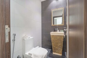 Douche, sèche-cheveux, serviettes fournies