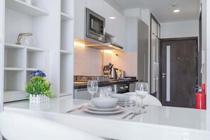 Kühlschrank, Mikrowelle, Ofen, Herdplatte