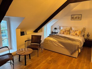 2 bedrooms, desk, WiFi, bed sheets