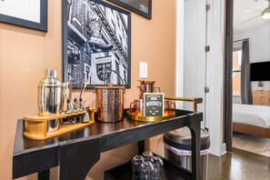 1 slaapkamer, een strijkplank/strijkijzer, wifi, beddengoed