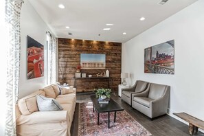 TV, offices - Beautiful Condo for 4, Mins to Nashville Nightlife (Nashville)