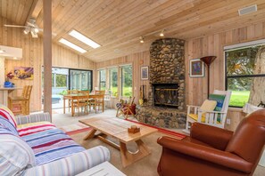 Télévision, cheminée, espaces bureaux