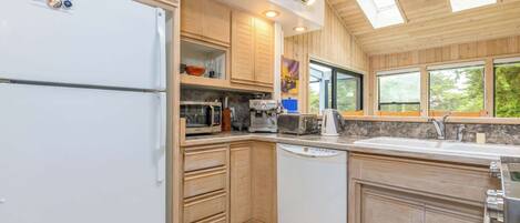 冰箱、微波炉、烤箱、炉灶