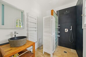 Hair dryer, towels, soap, toilet paper - Mas de Peyrol : Provencal house, swimming pool, large garden & Family moments (COLLOBRIERES)