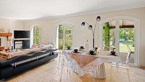 Unclassified image, 5 of 85, button - Mas de Peyrol : Provencal house, swimming pool, large garden & Family moments (COLLOBRIERES)