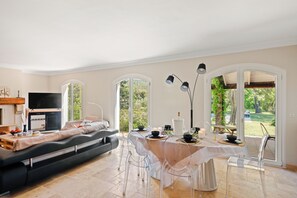 Dining - Mas de Peyrol, close to Collobrières 11X4 swimming pool with 4000m² garden (COLLOBRIERES)