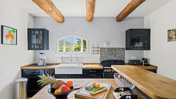 Een microgolfoven, een oven, een kookplaat, een vaatwasser