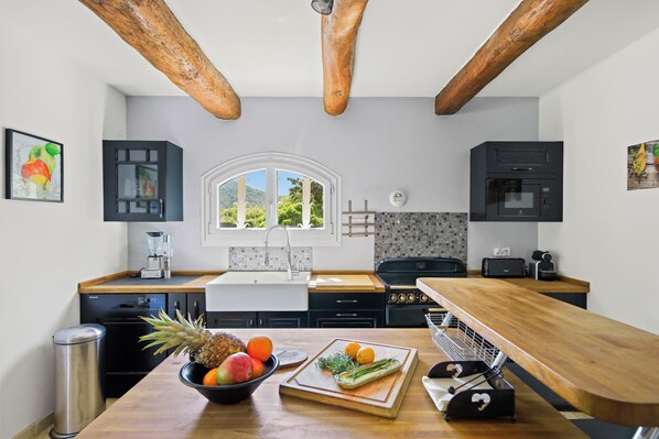 Microondas, horno, placa de cocina, lavavajillas