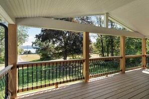 Property grounds - 3-bedroom cottage with private dock on Cayuga lake (Interlaken)