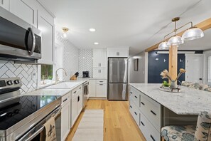 Jääkaappi, mikroaaltouuni, uuni, liesi