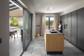 Fridge, microwave, oven, dishwasher - Villa Vizzani by Villsy (Ripenda Verbanci)