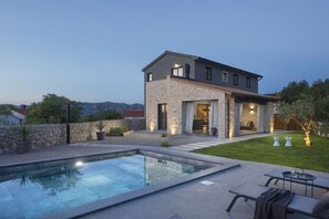 A heated pool - Villa Vizzani by Villsy (Ripenda Verbanci)