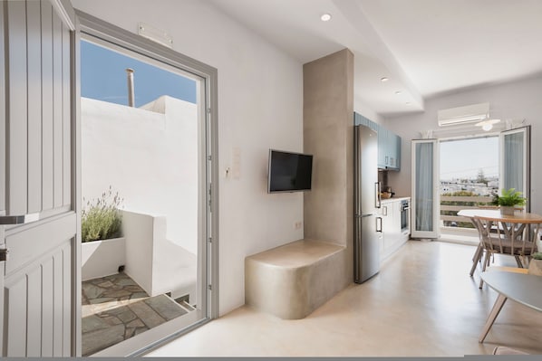 Studio, Smoking | 3 bedrooms, desk, soundproofing