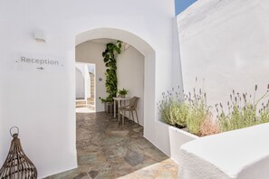 3 bedrooms, desk, soundproofing - Michael Zeppos Studios, Naousa (Paros)