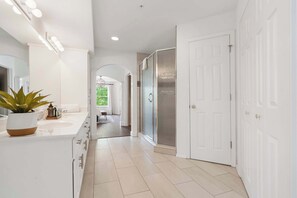 Regadera, secadora de cabello, toallas 