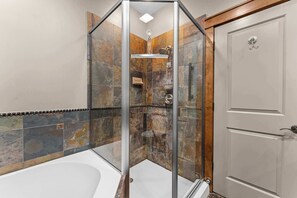 Shower, hair dryer, towels - Penthouse Eagle View - for 12! (Branson)