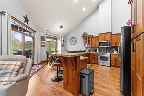 Fridge, microwave, oven, stovetop - Penthouse Eagle View - for 12! (Branson)