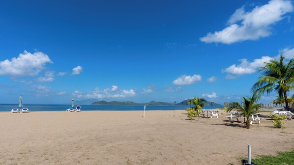Sur la plage, chaise longue, serviettes de plage