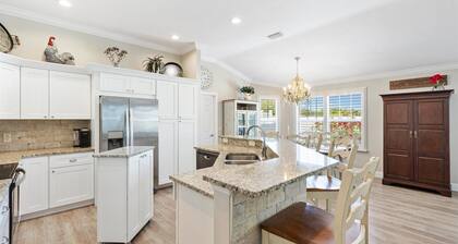 Walk to Sumter Square ~ Cozy updated 2 BR/2BA ~ Entertainers Dream Lanai