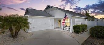 Walk to Sumter Square ~ Cozy updated 2 BR/2BA ~ Entertainers Dream Lanai
