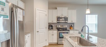 4 Mi to Beaches: Sleek Retreat in Ocean Isle Beach