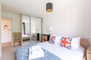 2 slaapkamers, een strijkplank/strijkijzer, internet, beddengoed