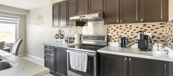 Executive 4BD/3BA home with Free Parking|Wi-fi|Office|Views|Park Access