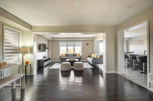 Executive 4BD/3BA home with Free Parking|Wi-fi|Office|Views|Park Access