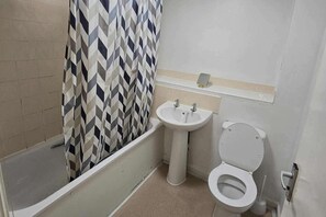 Bathroom - 3 Bed House- Sleeps 6 - Parking - Wifi (Milton Keynes)