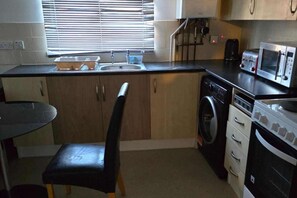 Private kitchen - 3 Bed House- Sleeps 6 - Parking - Wifi (Milton Keynes)