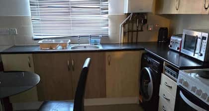 Milton Keynes - Sleeps 6 - Free Parking