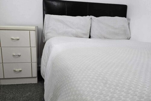 3 Bed House- Sleeps 6 - Parking - Wifi