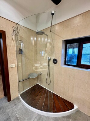 Haartrockner, Bidet, Handtücher, Seife