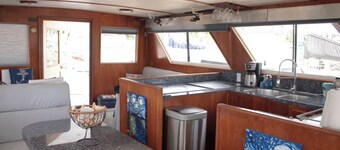3-bedroom 60' Yacht - Scenic Harbor