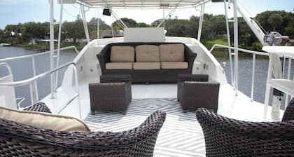 Charming 3-bedroom 60' Yacht - Scenic Harbor