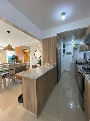 Kjøleskap, mikrobølgeovn, ovn og kaffetrakter/tekoker