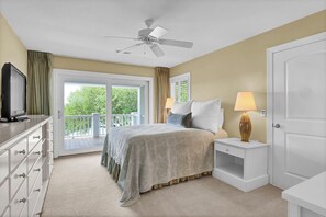 4 bedrooms, desk, iron/ironing board, Internet