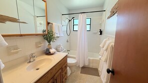 Secadora de cabello, toallas, jabón, papel de baño 