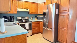 Kylskåp, mikrovågsugn, ugn och spishäll