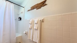 Secadora de cabello, toallas, jabón, papel de baño 