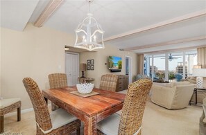 Dining - Island Reef 703 (Fort Myers Beach)