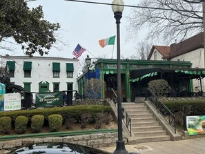 Exterior - Highlands Hidden Gem 4BR apt with free parking (Louisville)