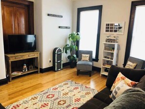 TV - Highlands Hidden Gem 4BR apt with free parking (Louisville)